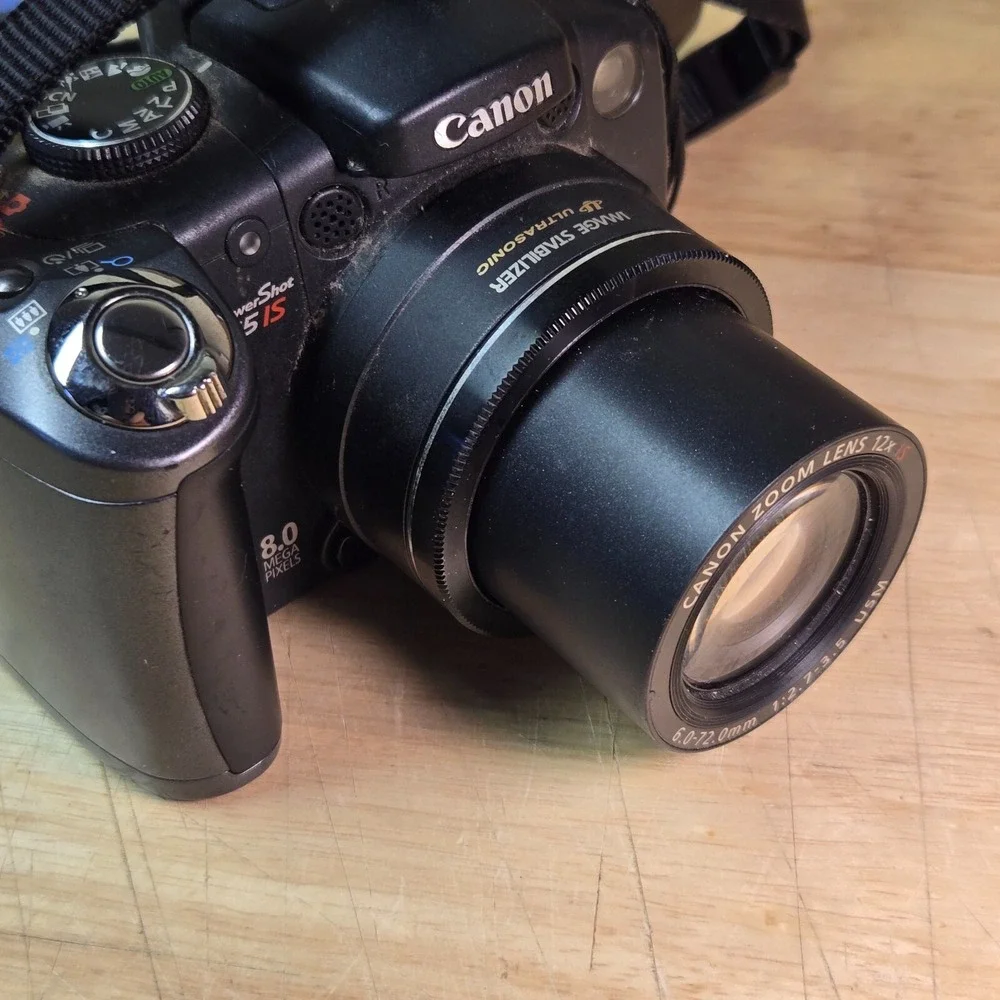 CANON POWERSHOT S5 IS BLACK 12X OPTICAL ZOOM DIGITAL CAMERA FOR PARTS Powers on